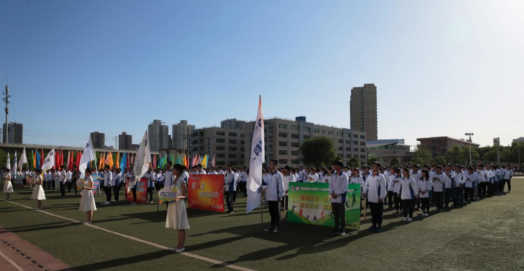 10个二级学院的735名运动员参与了13个项目的比赛