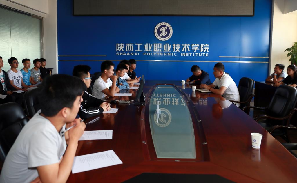 召开学生代表座谈会